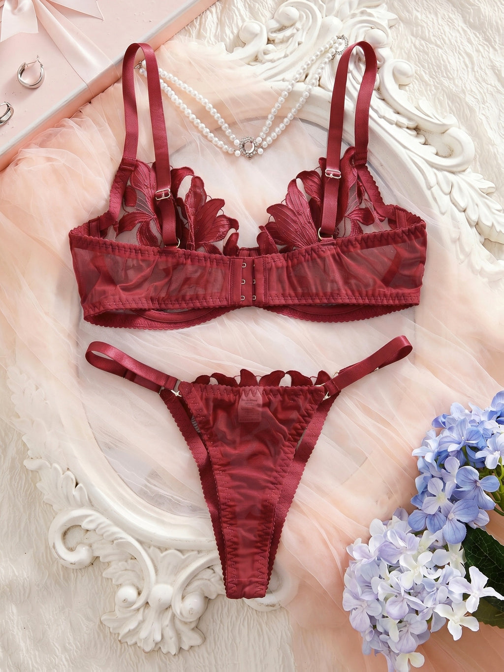 Lys brodés en quatre coloris, parure lingerie grande taille