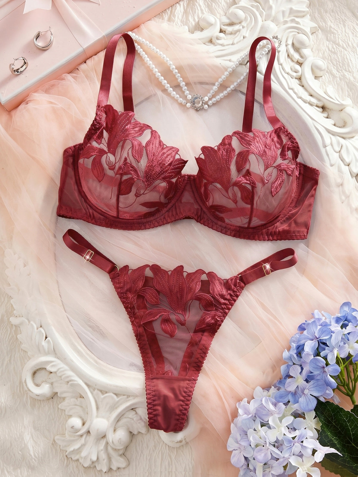 Lys brodés en quatre coloris, parure lingerie grande taille