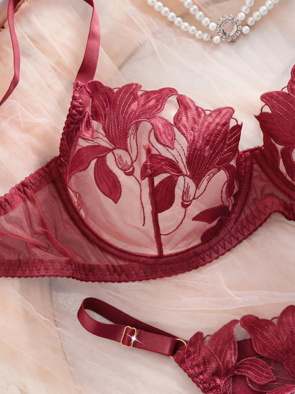 Lys brodés en quatre coloris, parure lingerie grande taille