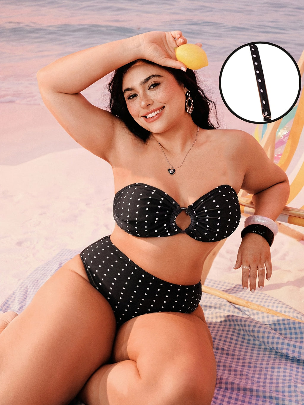 Bikini bandeau grande taille à pois blancs sur fond noir