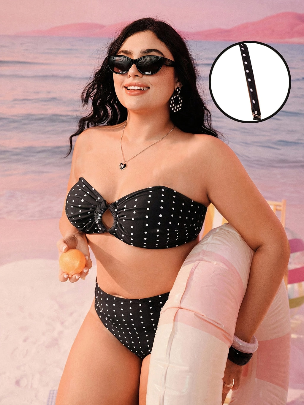 Bikini bandeau grande taille à pois blancs sur fond noir