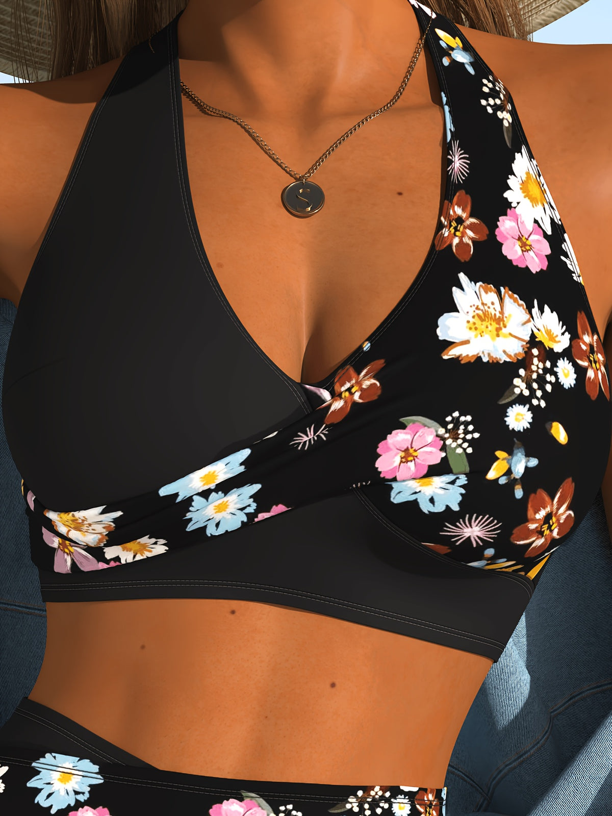 Bikini grande taille noir à semis de fleurs en diagonale
