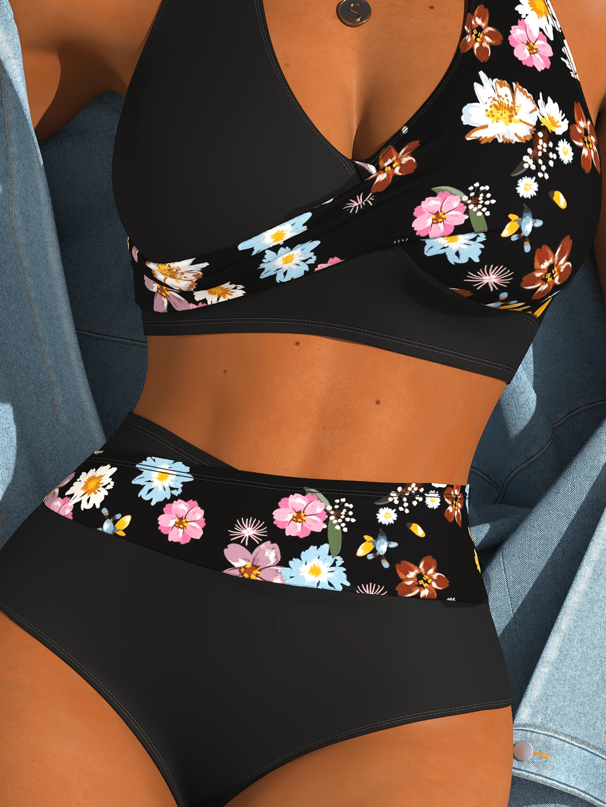 Bikini grande taille noir à semis de fleurs en diagonale