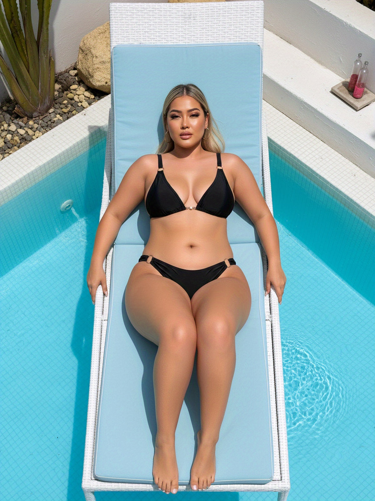 Bikini grande taille noir à décolleté plongeant et anneaux
