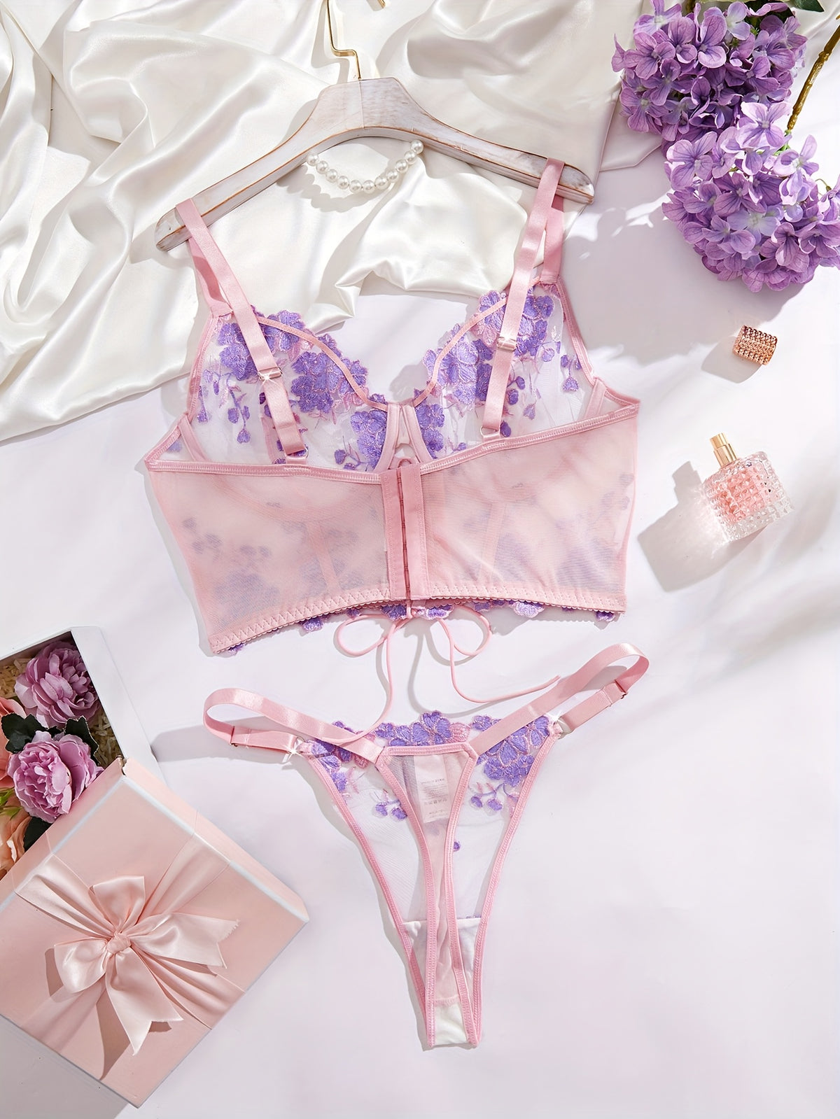 Laçage devant et brides de satin, bustier grande taille rose
