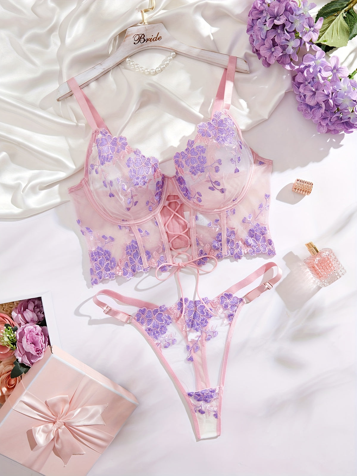 Laçage devant et brides de satin, bustier grande taille rose