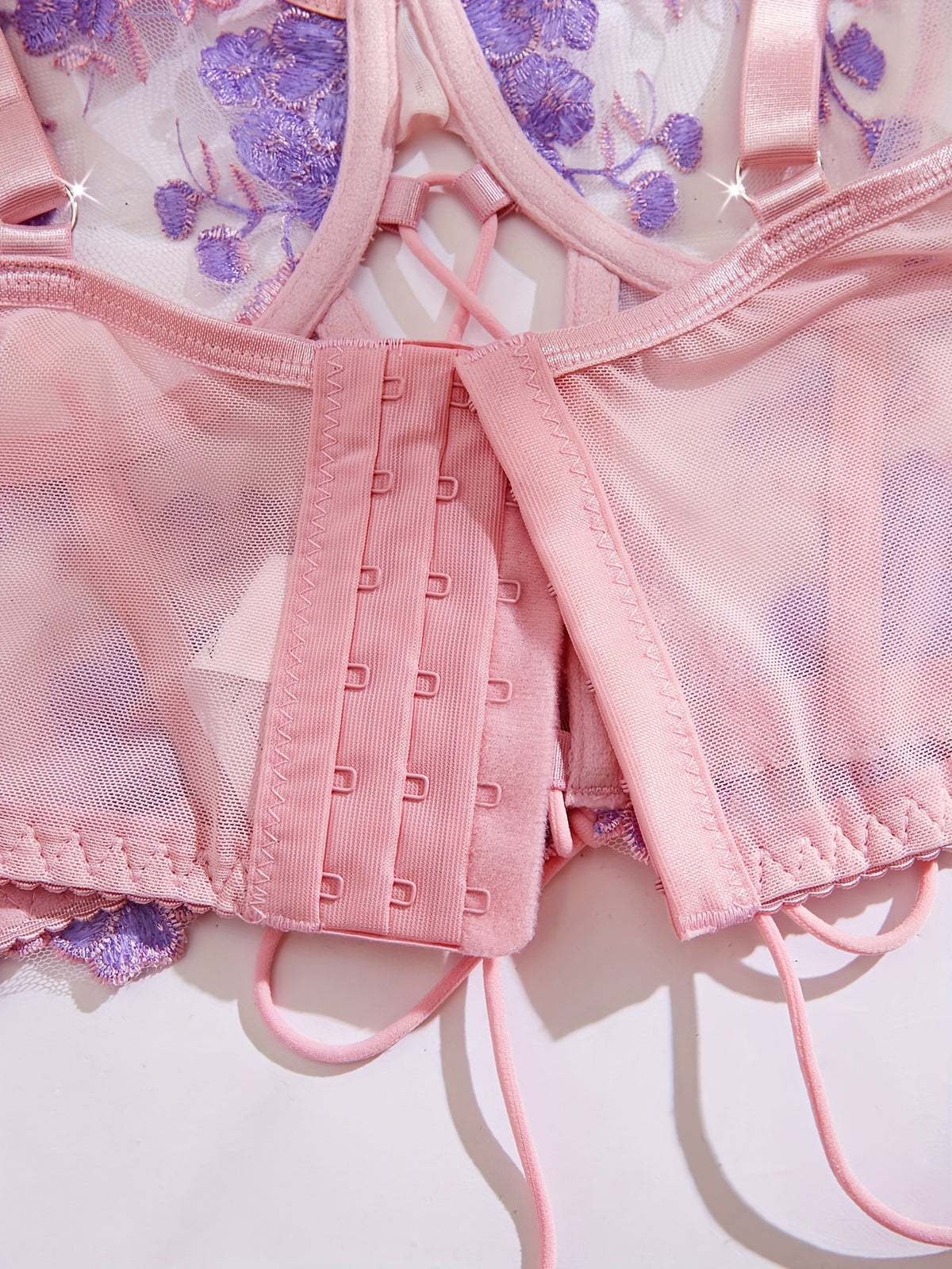 Laçage devant et brides de satin, bustier grande taille rose