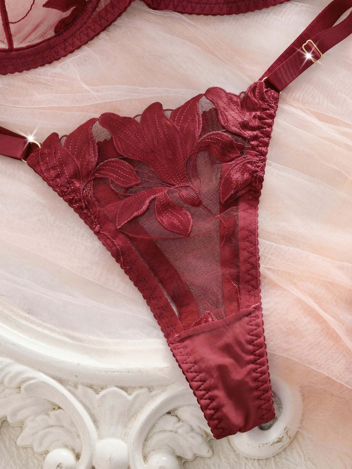 Lys brodés en quatre coloris, parure lingerie grande taille
