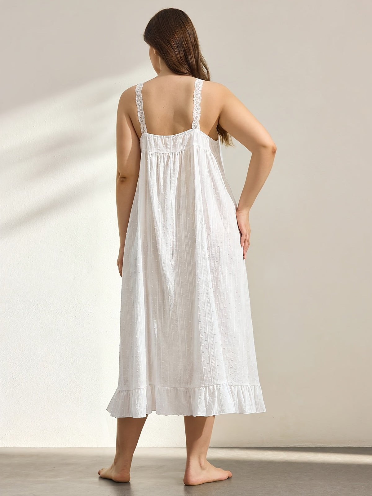 Plumetis blanc et volant froncé, chemise de nuit grande taille