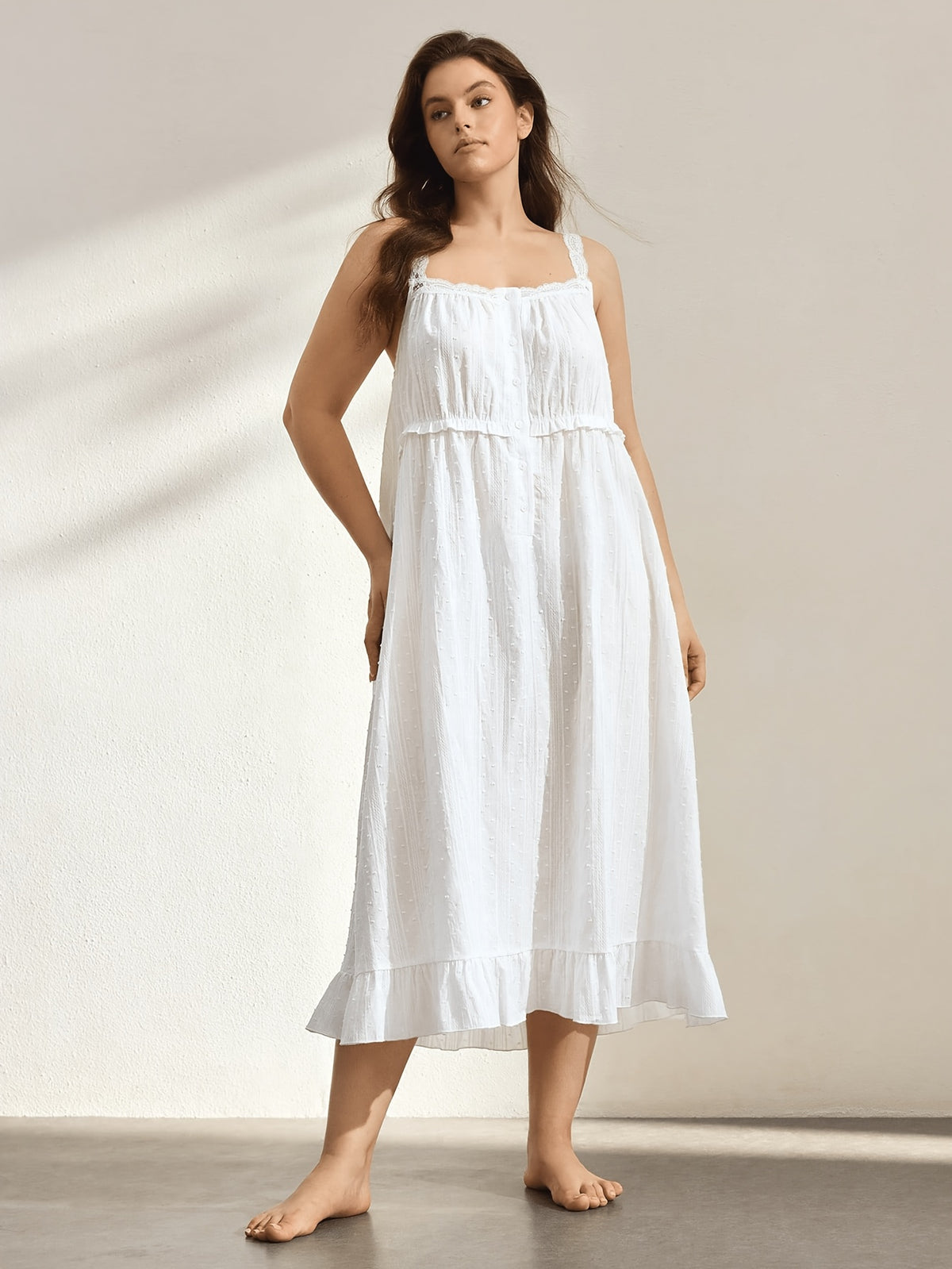 Plumetis blanc et volant froncé, chemise de nuit grande taille