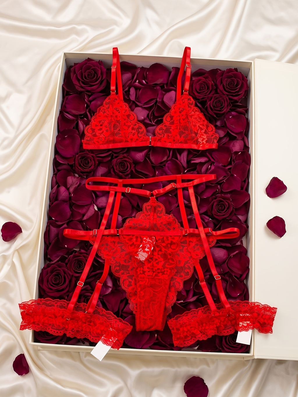 Bralette, string et harnais rouges en dentelle, grande taille