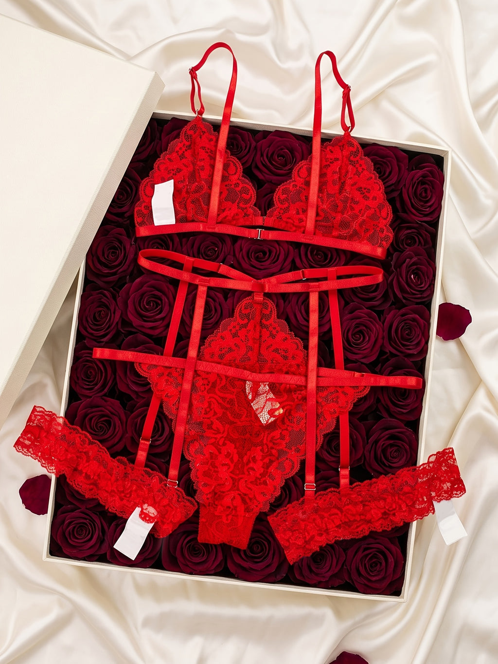 Bralette, string et harnais rouges en dentelle, grande taille