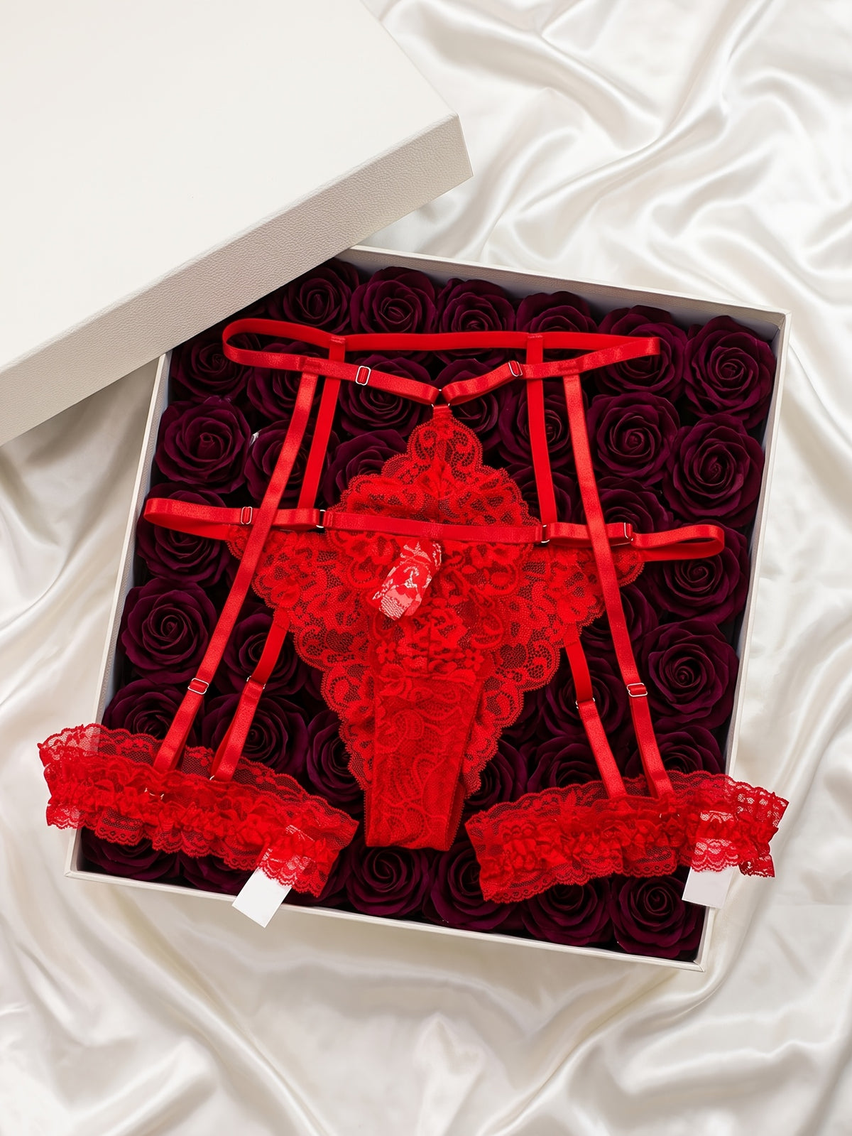 Bralette, string et harnais rouges en dentelle, grande taille