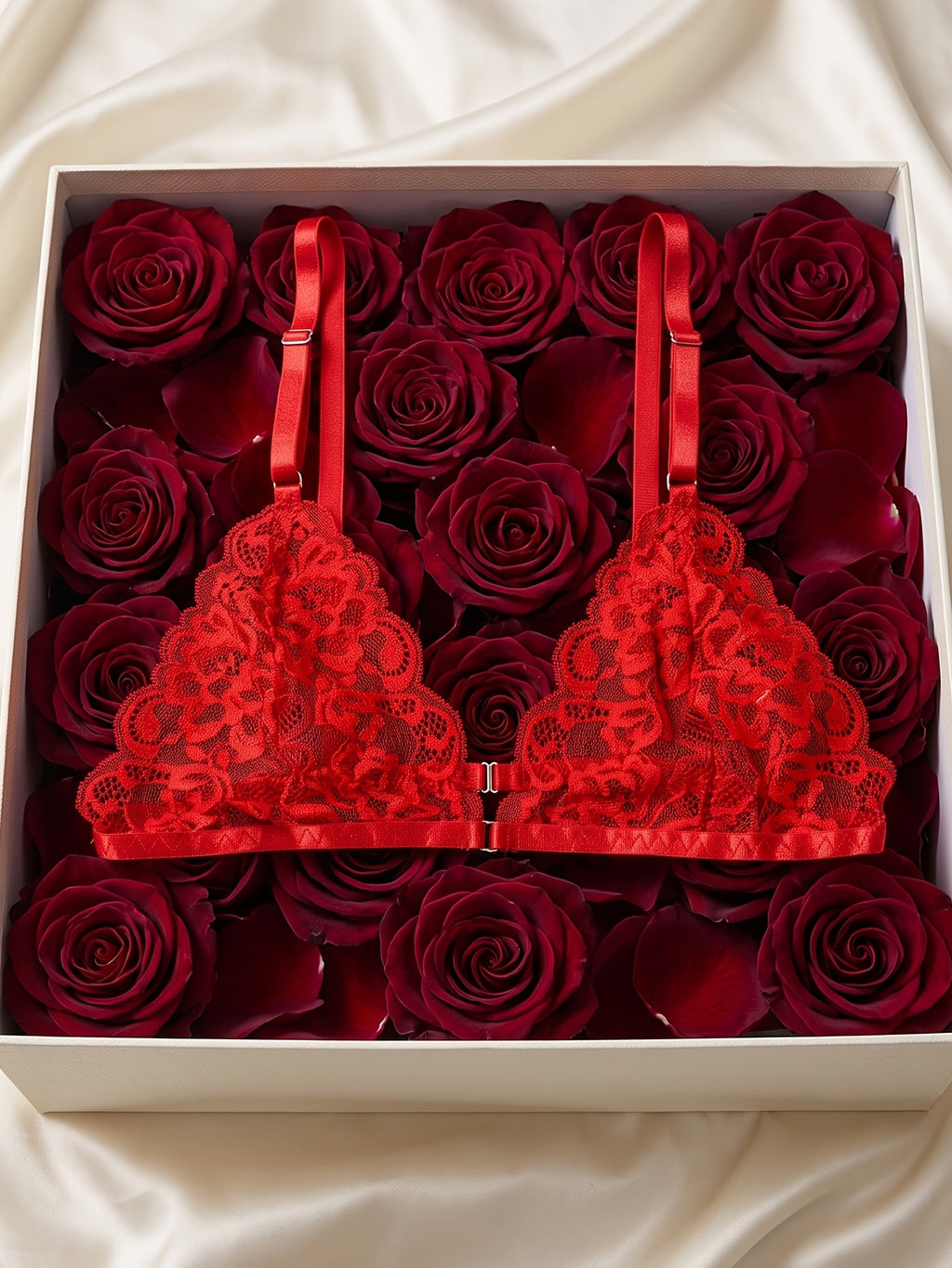 Bralette, string et harnais rouges en dentelle, grande taille