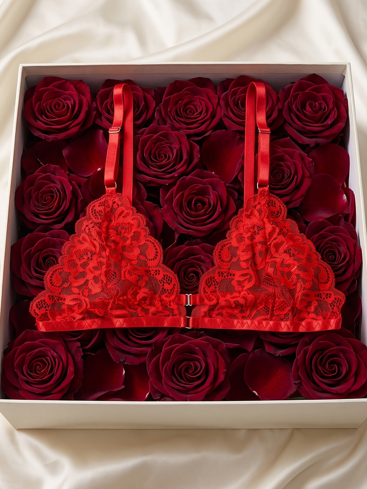 Bralette, string et harnais rouges en dentelle, grande taille