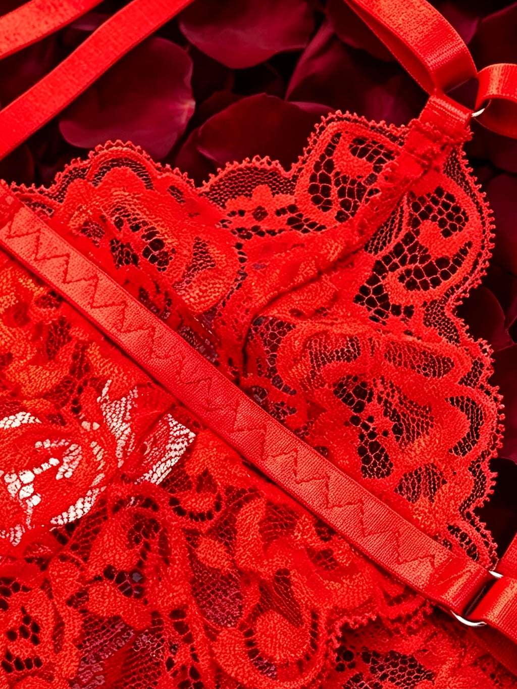 Bralette, string et harnais rouges en dentelle, grande taille