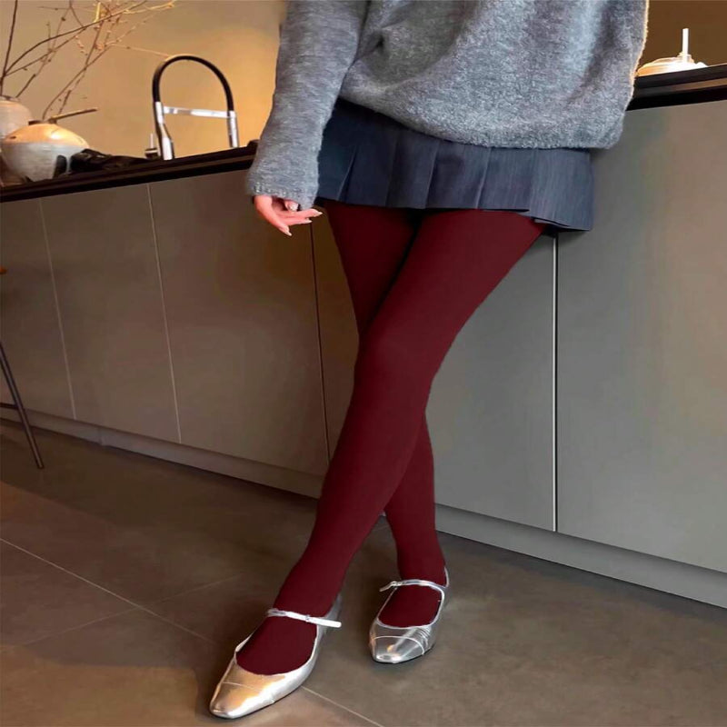 Collant opaque bordeaux grande taille annoncé pour la mi-saison