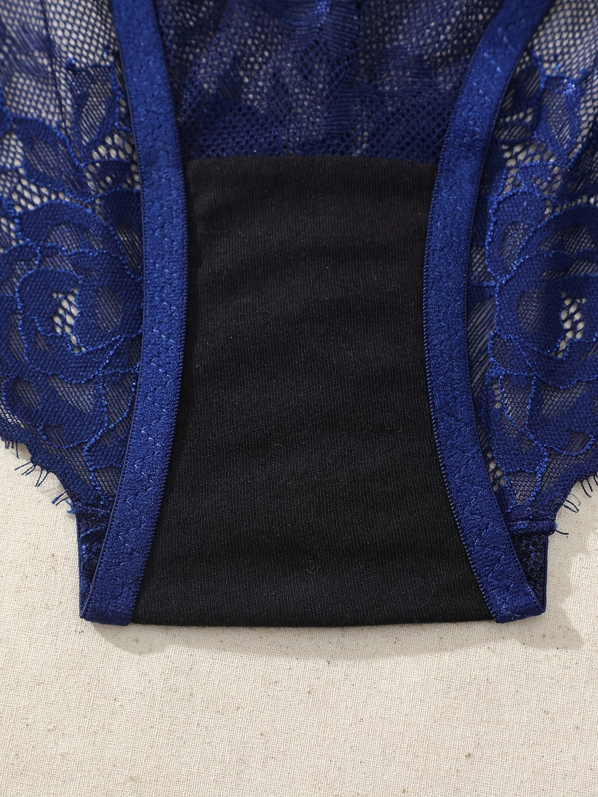 Blanc ou marine, ensemble grande taille en dentelle à cils