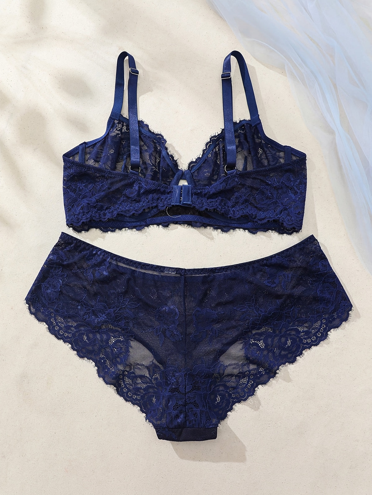 Blanc ou marine, ensemble grande taille en dentelle à cils