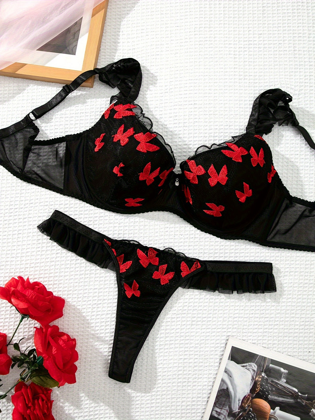 Une nuée de papillons rouges brodés, ensemble grande taille
