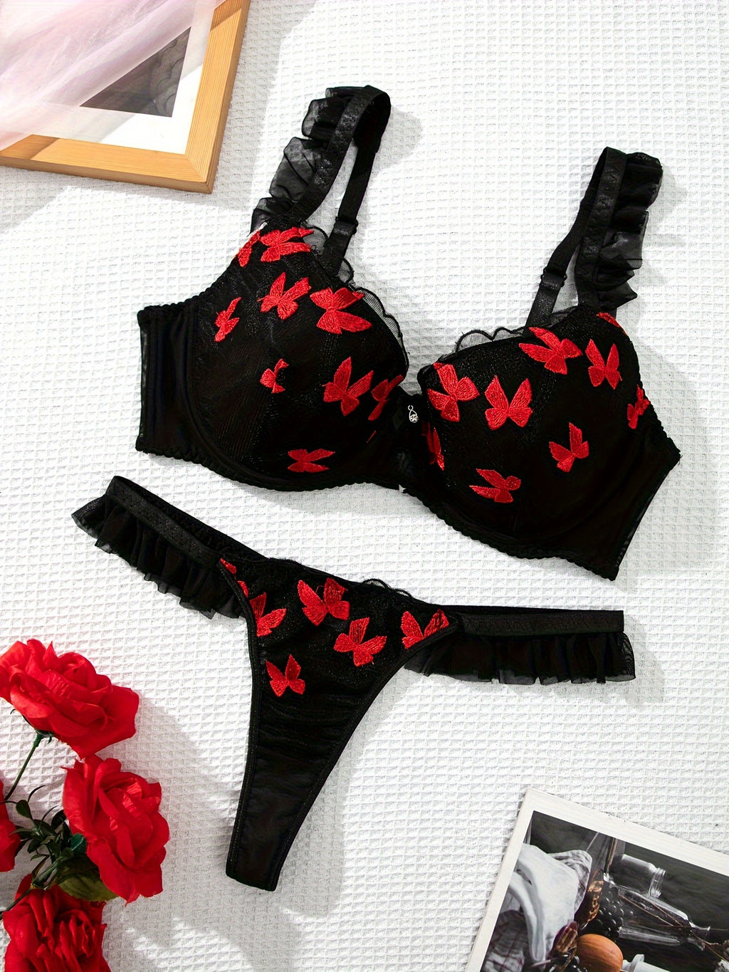 Une nuée de papillons rouges brodés, ensemble grande taille