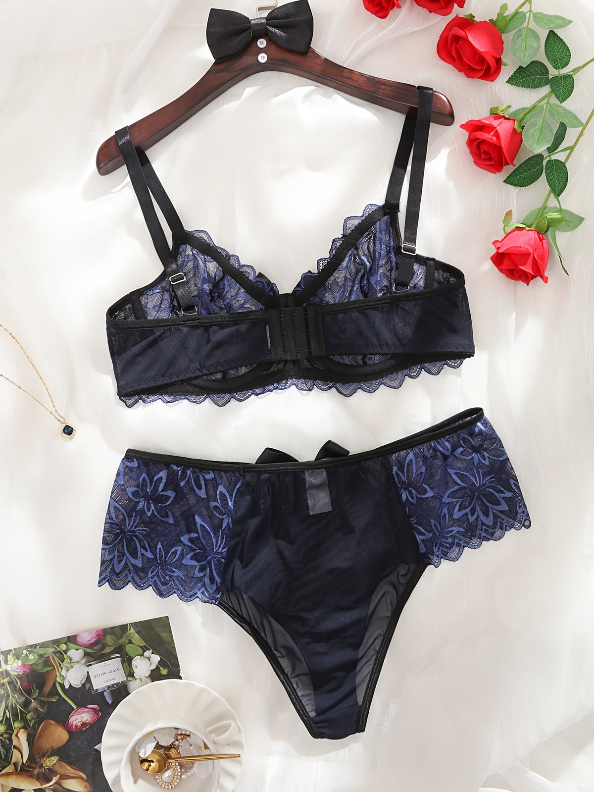 Dentelle bleue sur tulle noir, ensemble lingerie grande taille