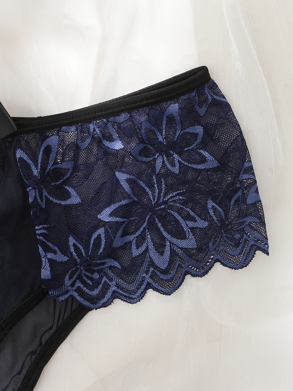 Dentelle bleue sur tulle noir, ensemble lingerie grande taille