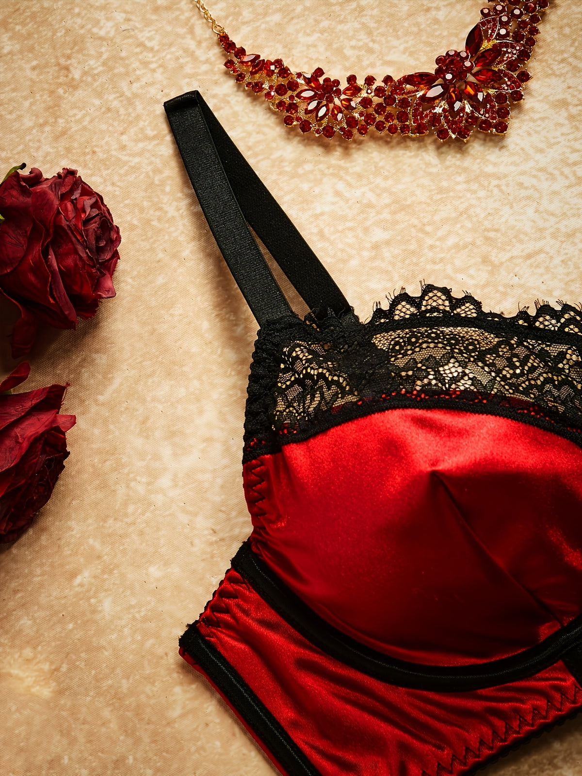 Satin rouge et bordure de dentelle noire, duo grande taille
