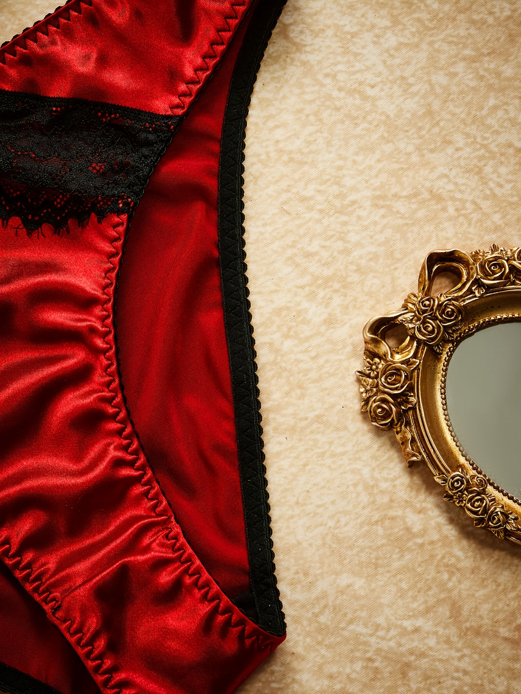 Satin rouge et bordure de dentelle noire, duo grande taille