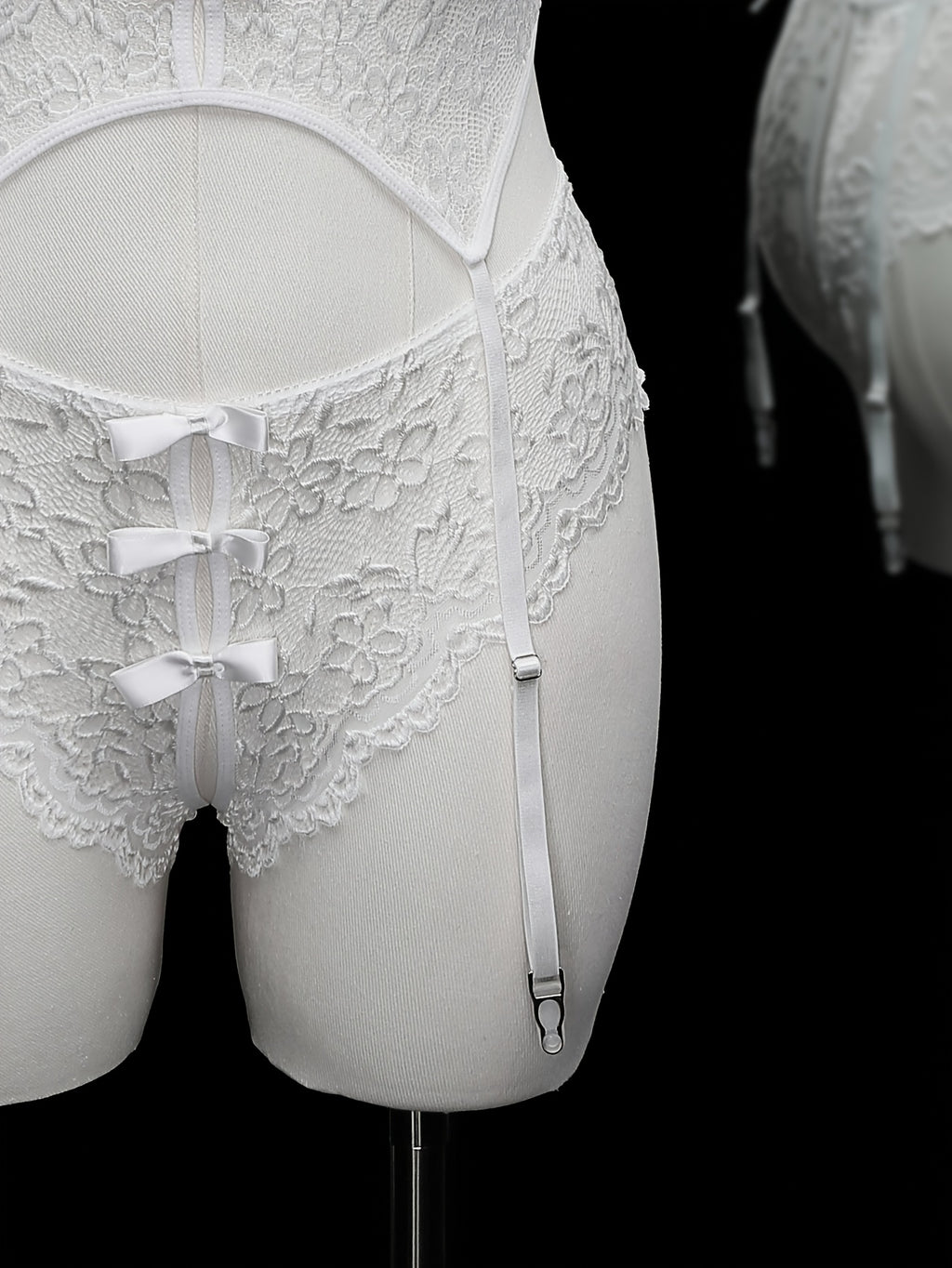 Guêpière grande taille en dentelle blanche, culotte assortie