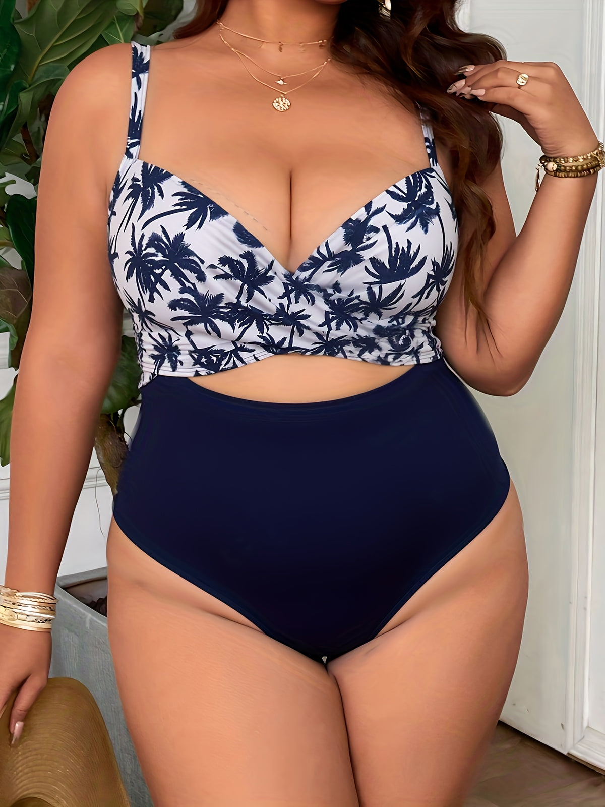 Une pièce grande taille imprimé palmiers, taille ajourée