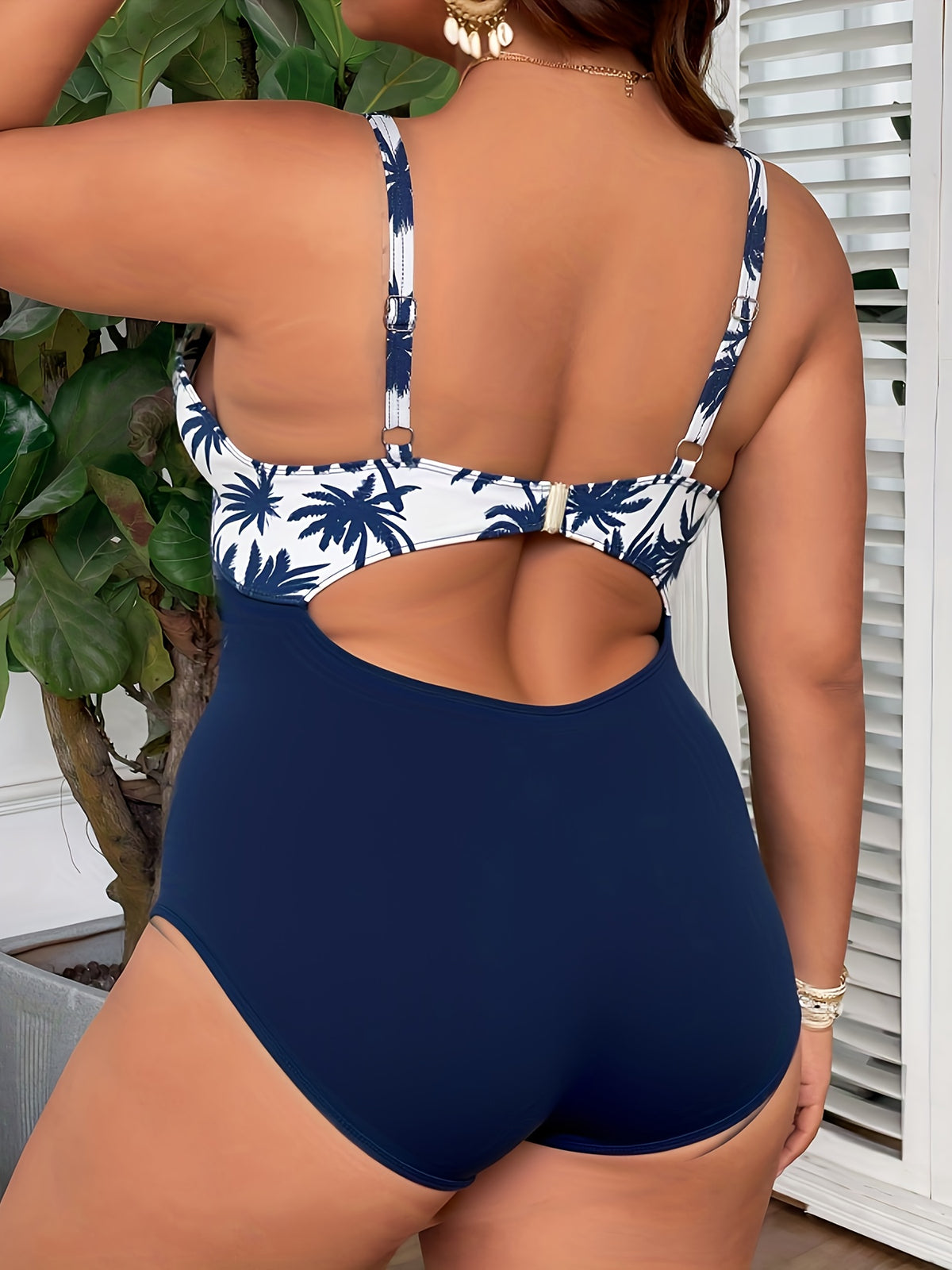 Une pièce grande taille imprimé palmiers, taille ajourée