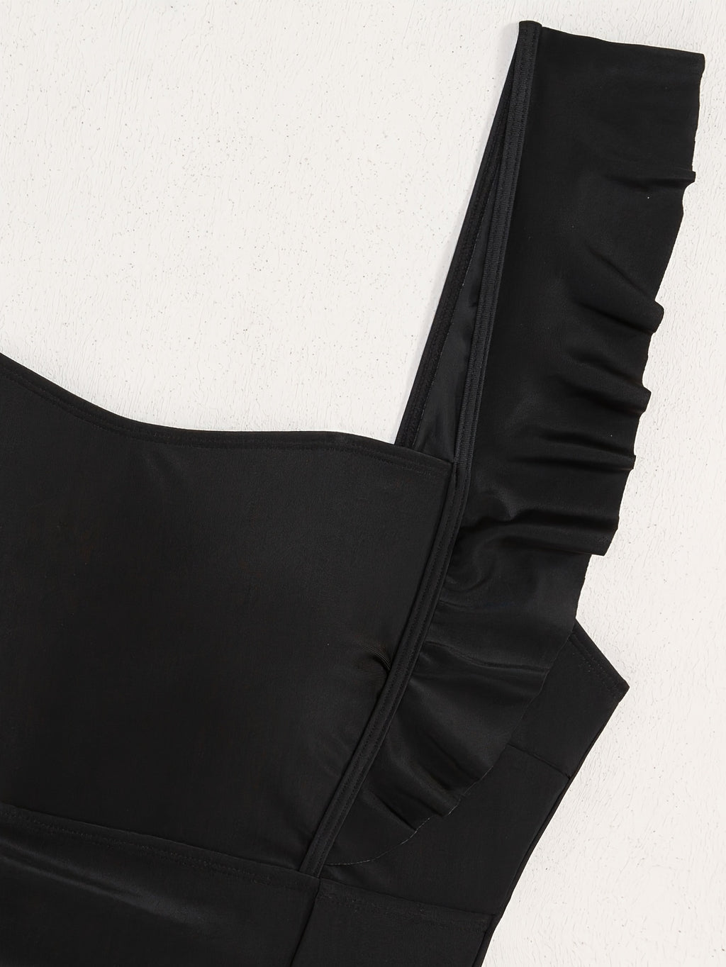 Maillot de bain grande taille noir, encolure droite et dos noué