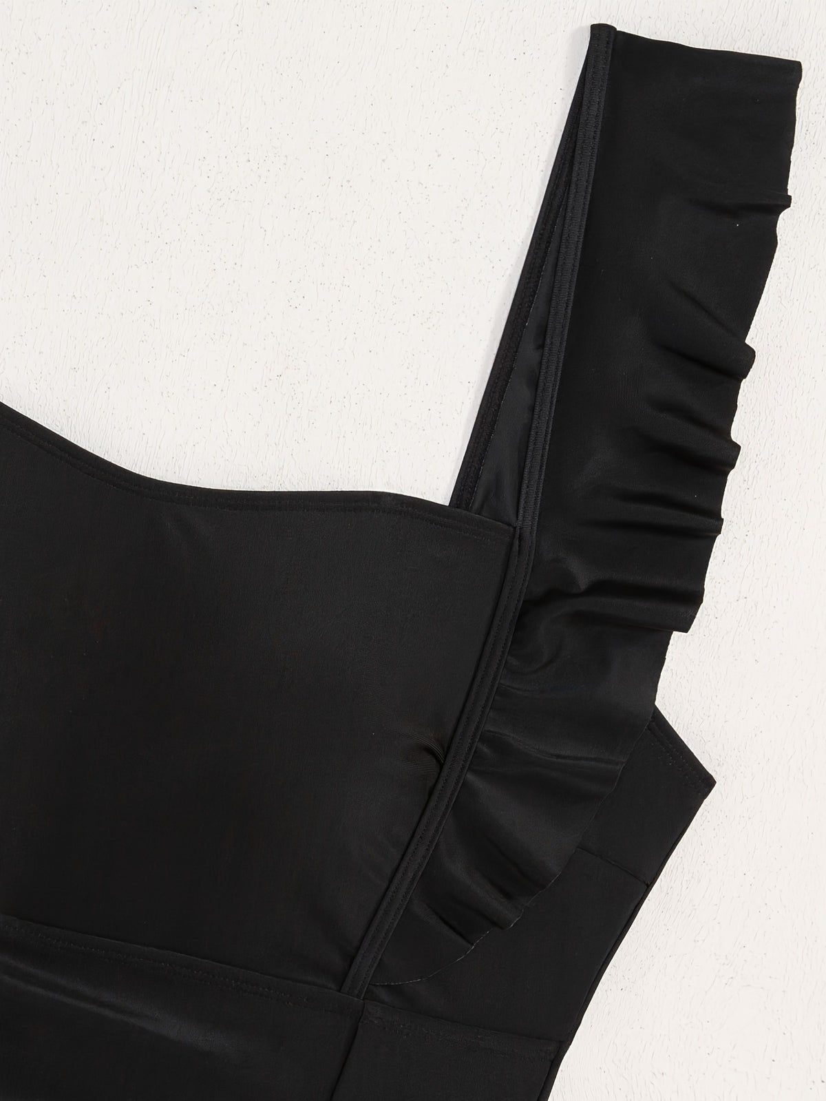 Maillot de bain grande taille noir, encolure droite et dos noué