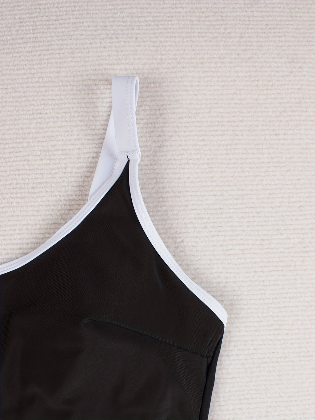 Maillot de bain grande taille noir, passepoil et drapé oblique