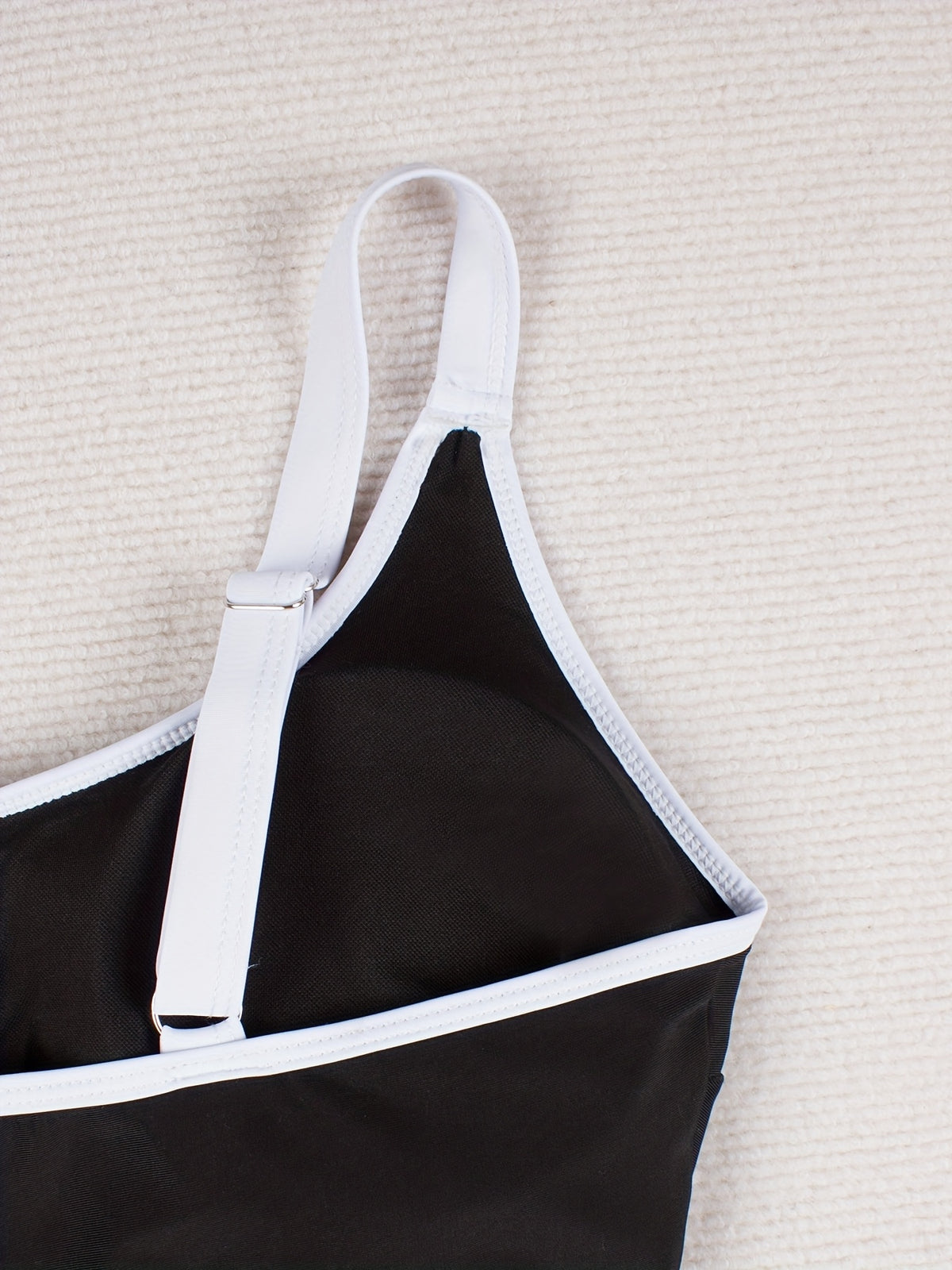 Maillot de bain grande taille noir, passepoil et drapé oblique