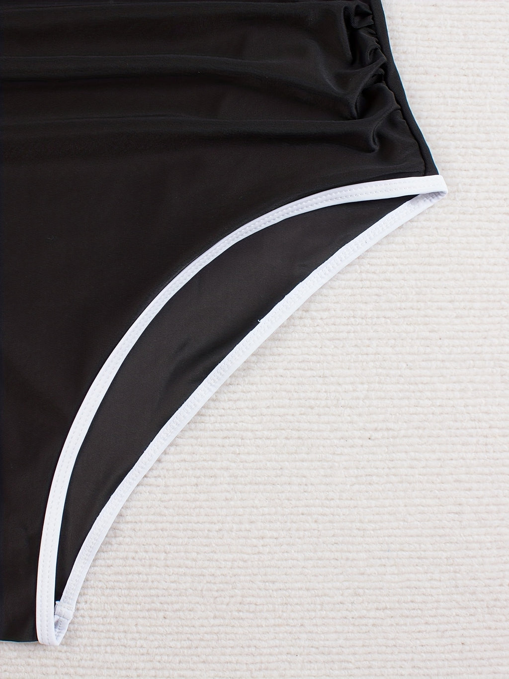 Maillot de bain grande taille noir, passepoil et drapé oblique