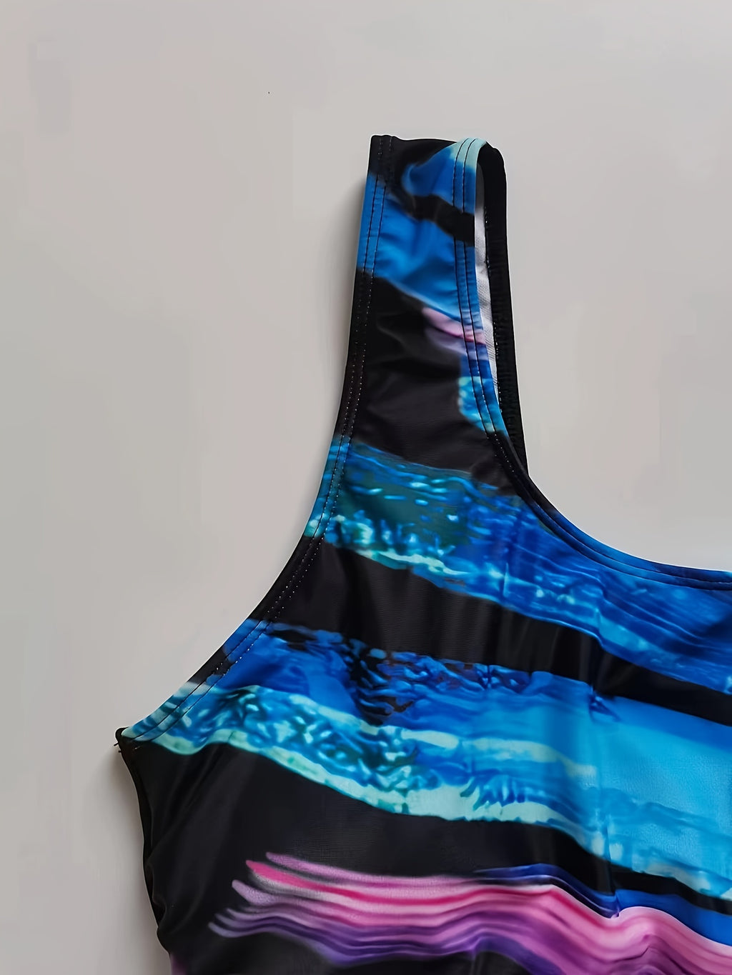 Maillot de bain grande taille, devant peint et dos noir