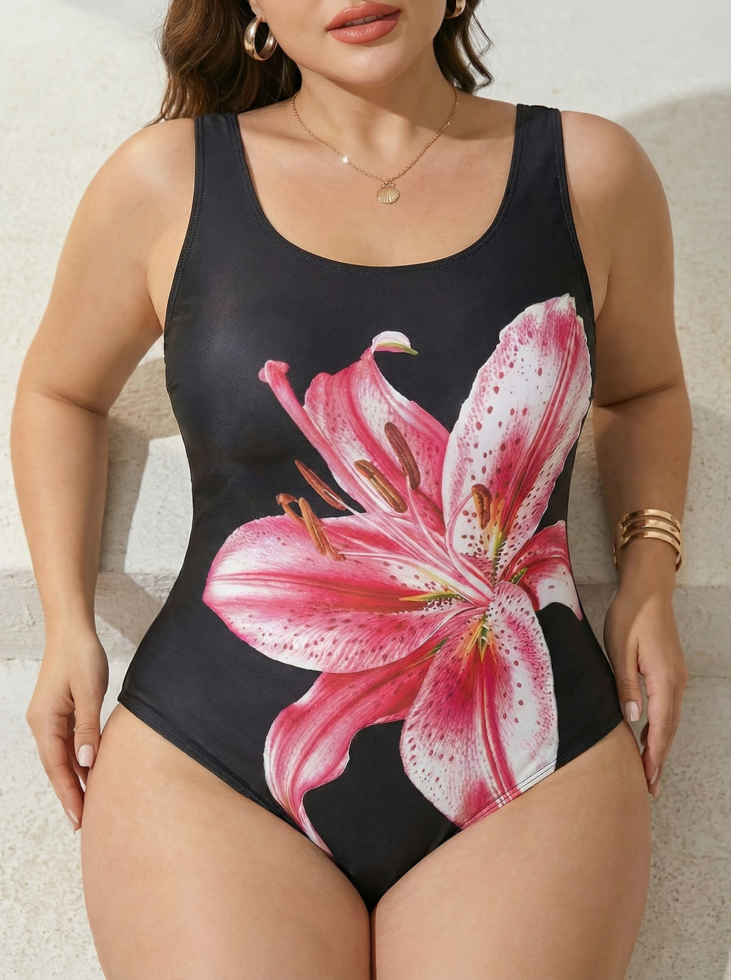 Maillot de bain grande taille noir à grand lys rose imprimé