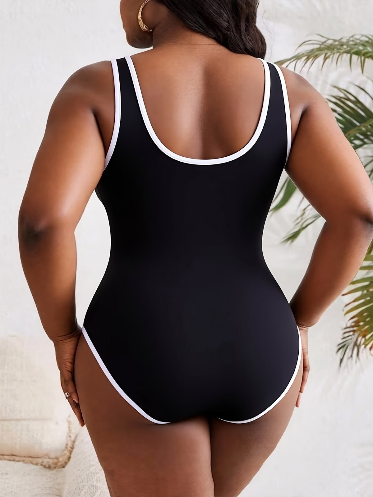 Maillot de bain grande taille au passepoil blanc en sablier