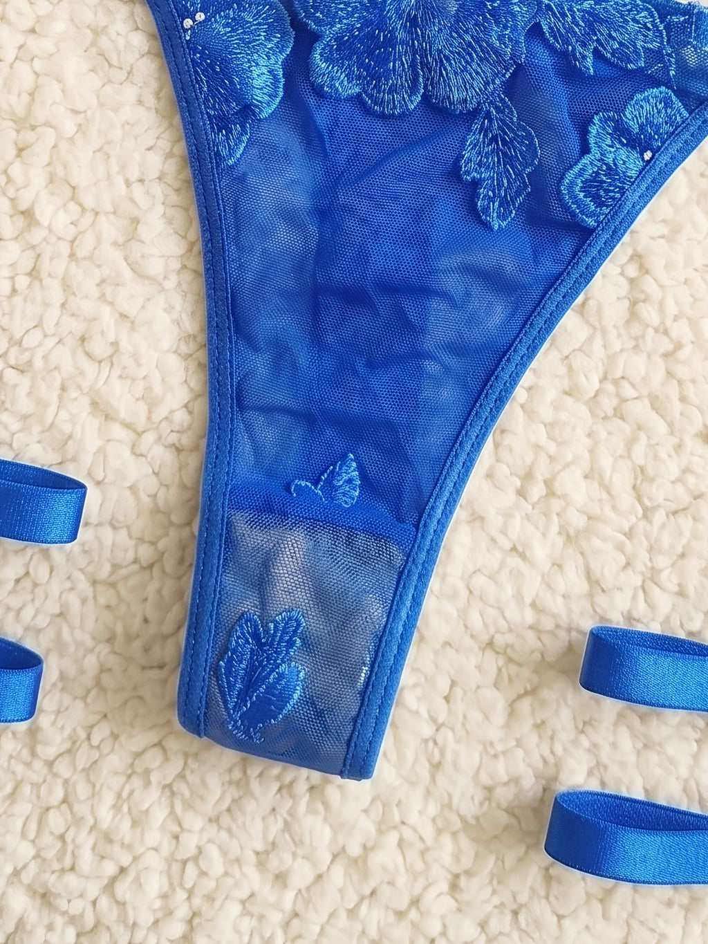 Parure lingerie grande taille bleu roi et fleurs perlées