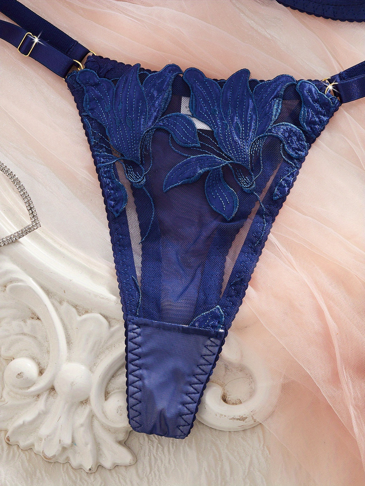Lys brodés en quatre coloris, parure lingerie grande taille