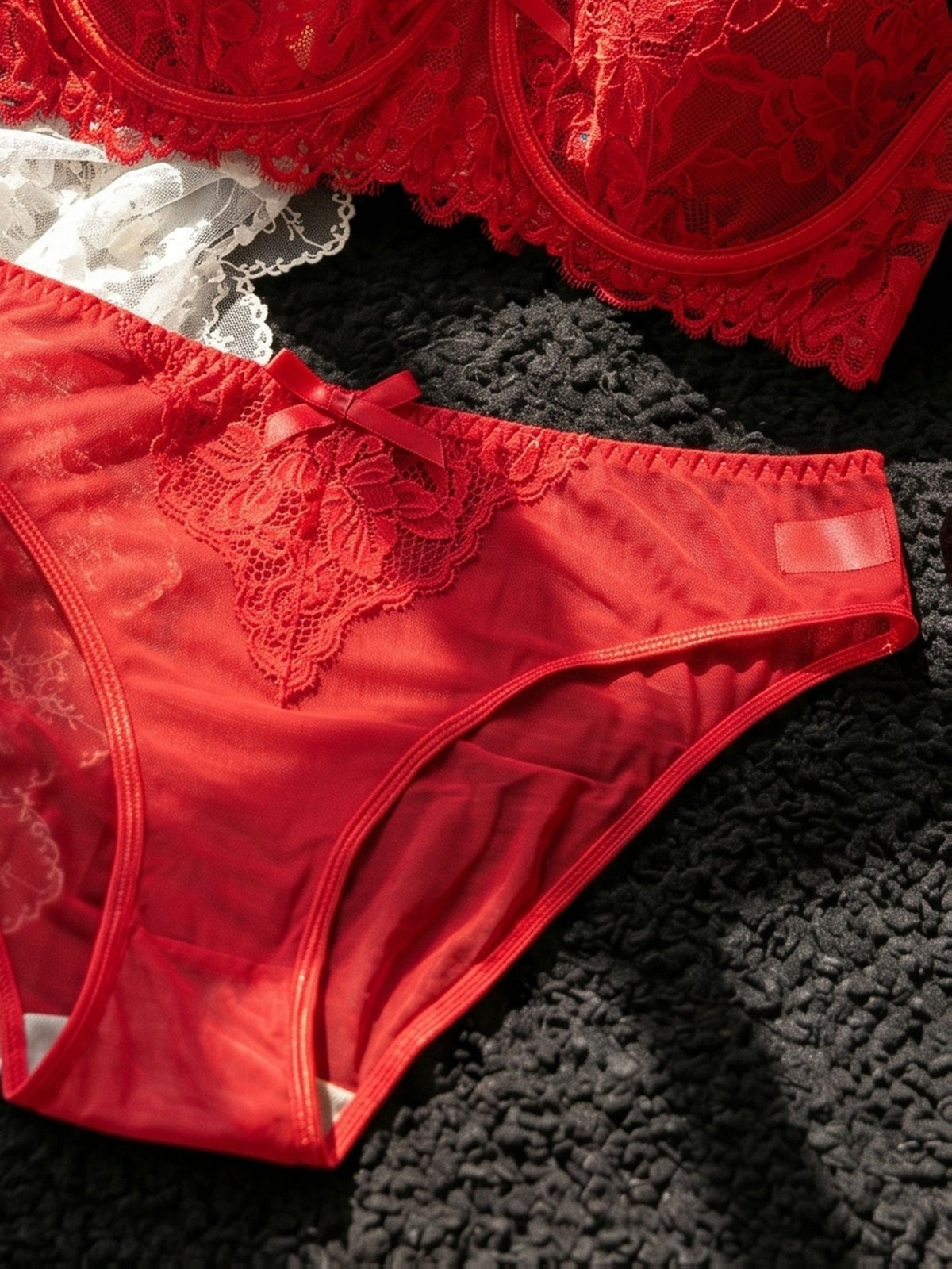 Rouge et maille transparente, parure lingerie grande taille