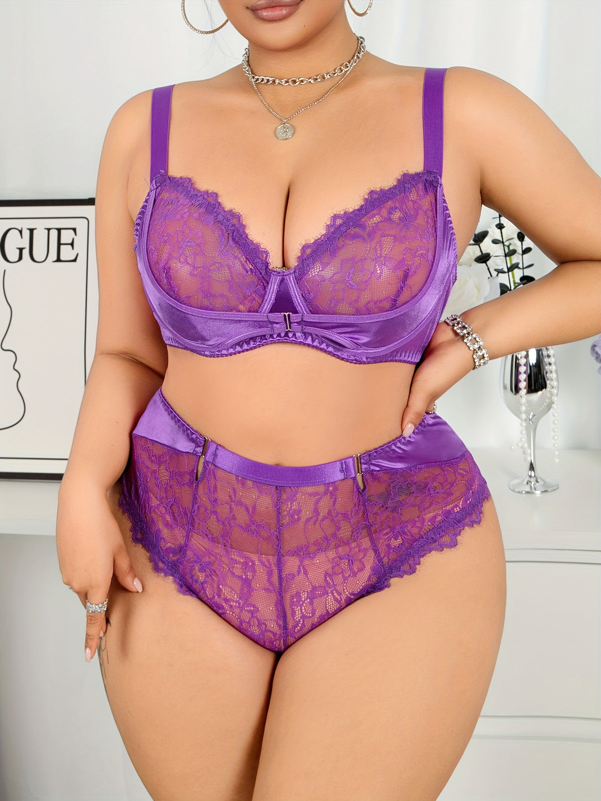 Satin brillant sous dentelle violette, ensemble grande taille