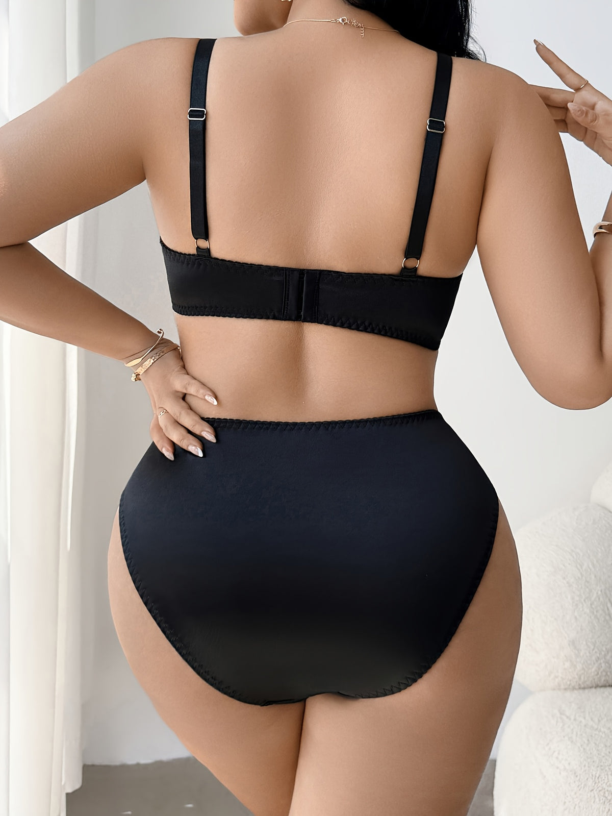 Satin noir brodé, soutien-gorge et culotte grande taille
