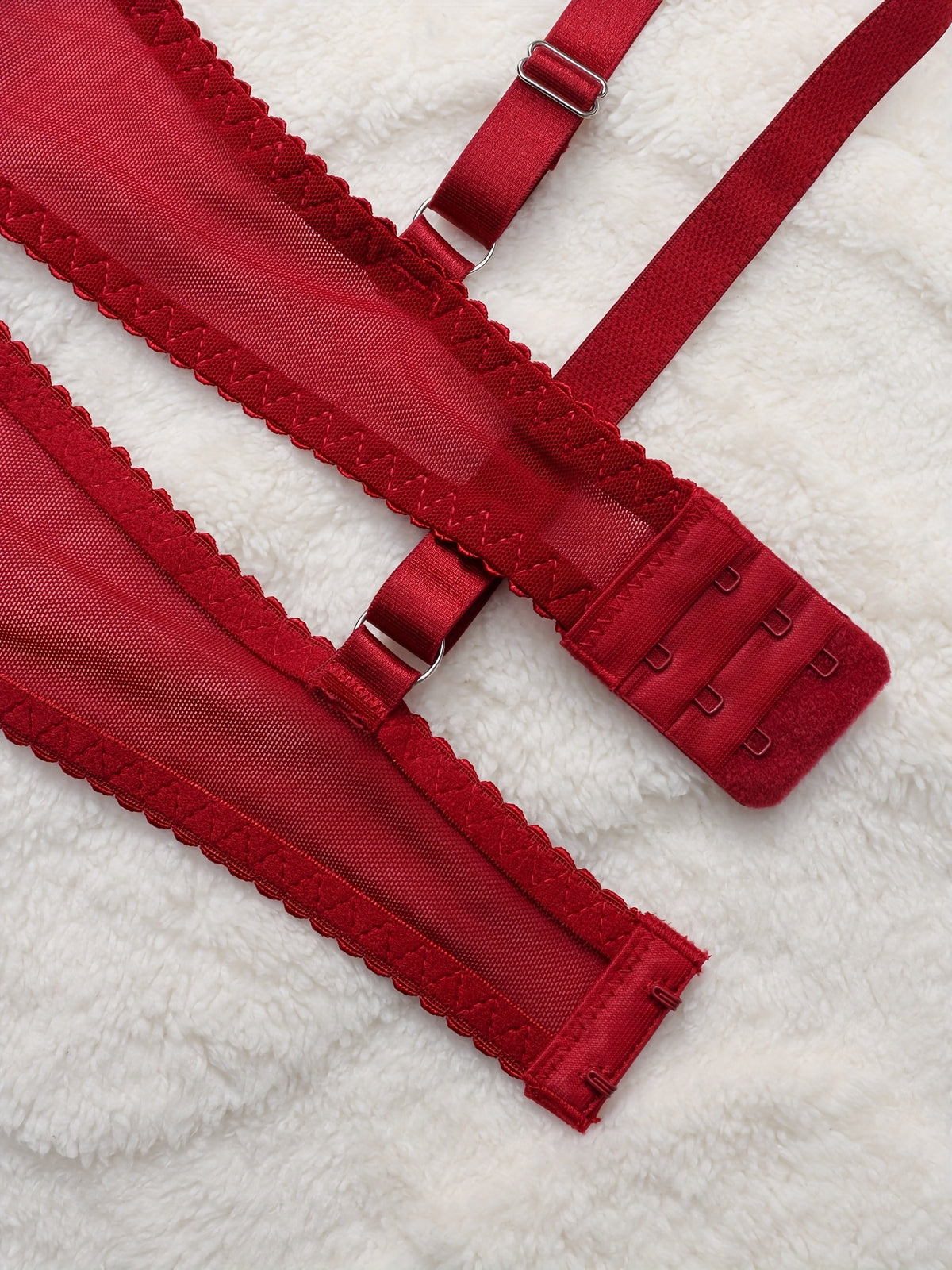 Dentelle bordeaux et G-string, parure grande taille cerclée