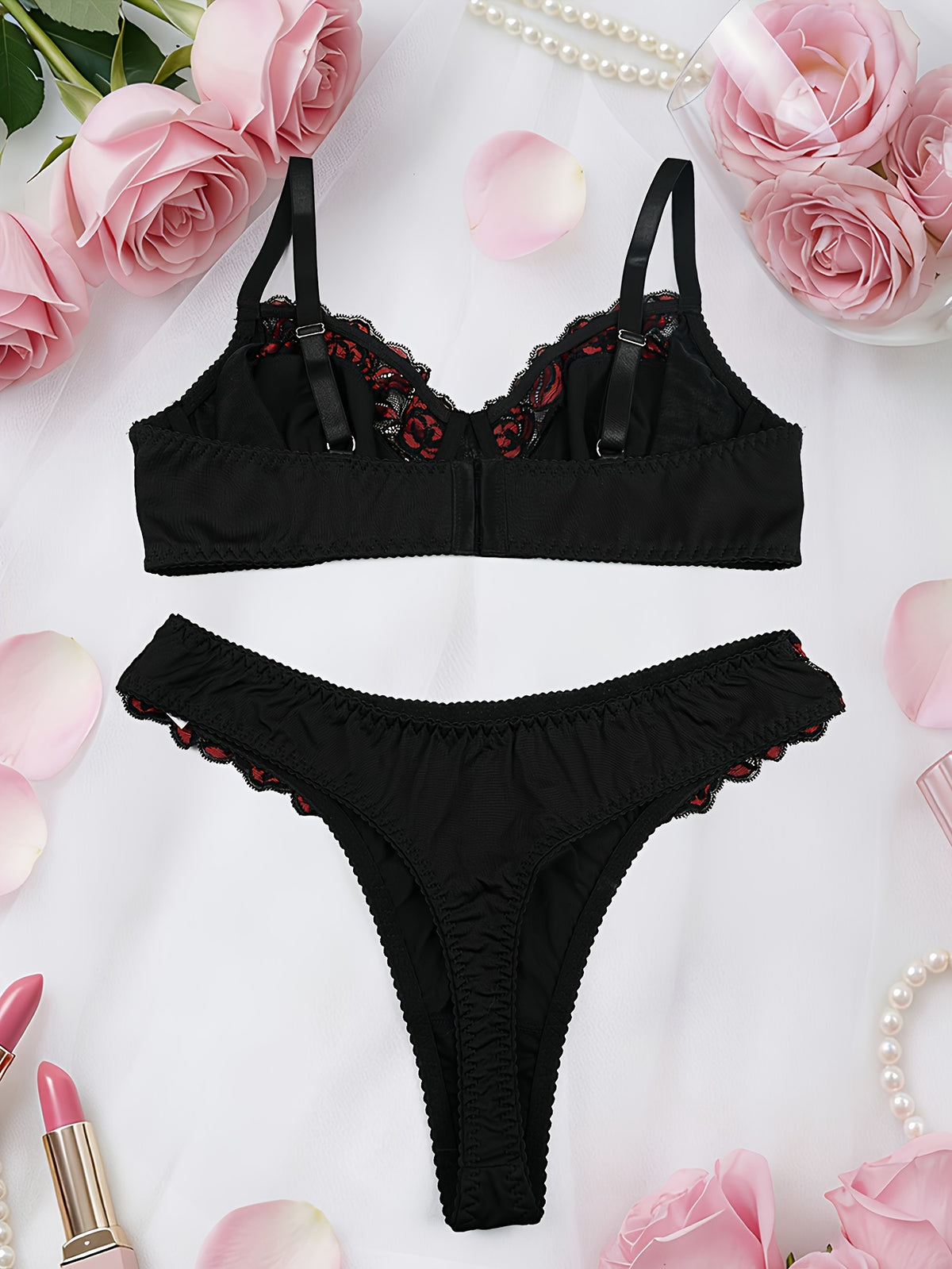 Roses rouges piquées au fil sur voile, parure grande taille
