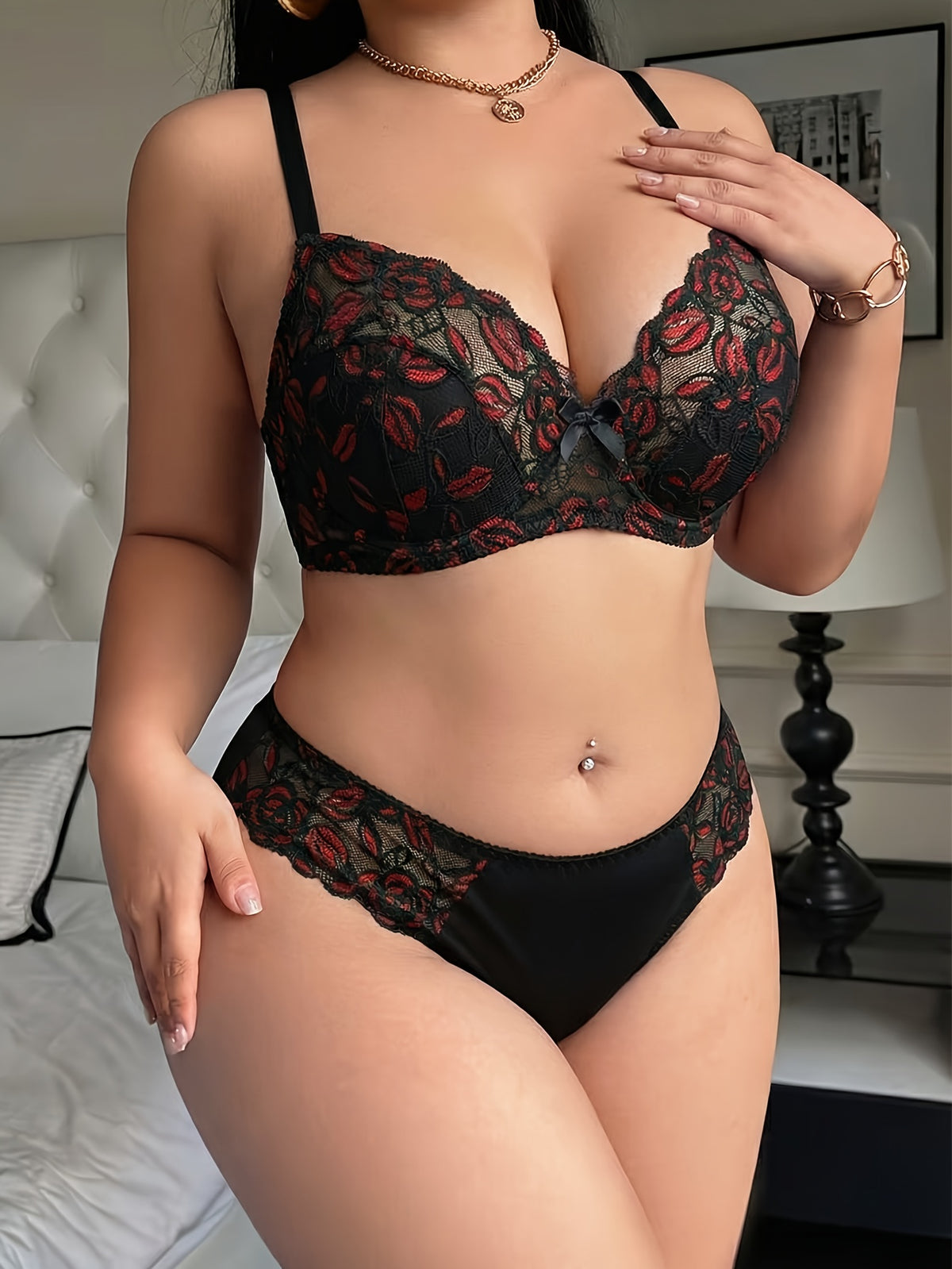 Roses rouges piquées au fil sur voile, parure grande taille